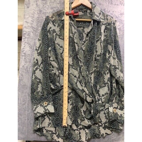 Suzanne Betro Plus SZ  2XL Wrap Lightweight Blouse Faux Snakeskin - Picture 2 of 9